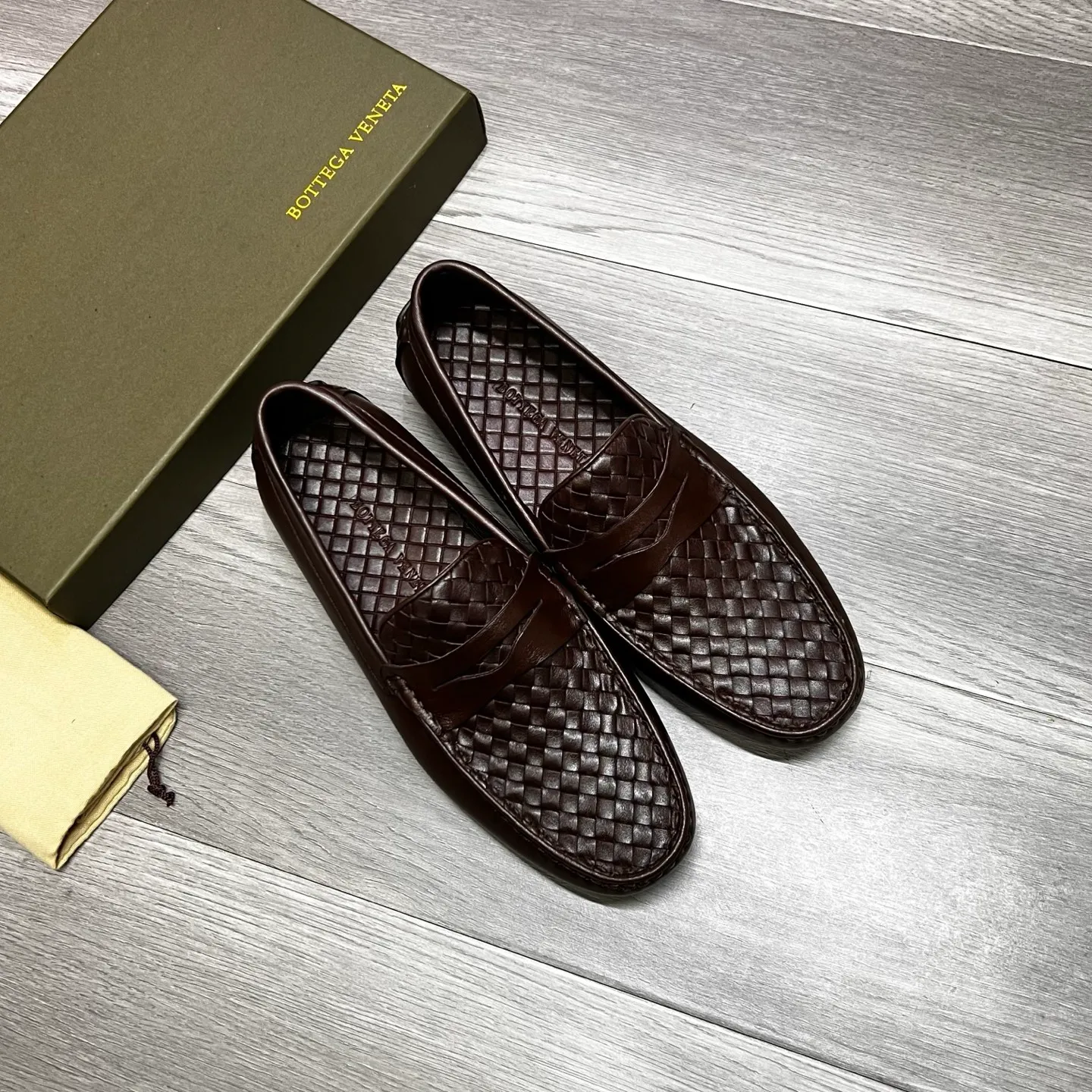 Factory price 480 BV〰️Purely handmade classic men's beanie shoes👉👉driving shoes, slip-on shoes, woven with cowhide imported from Italy, 💕water-dyed cowhide lining, 🔊original outsole, waterproof platform design, comfortable on the feet. A good choice for traveling and driving, two colors available, code number: 38-44, (45 can be customized)
